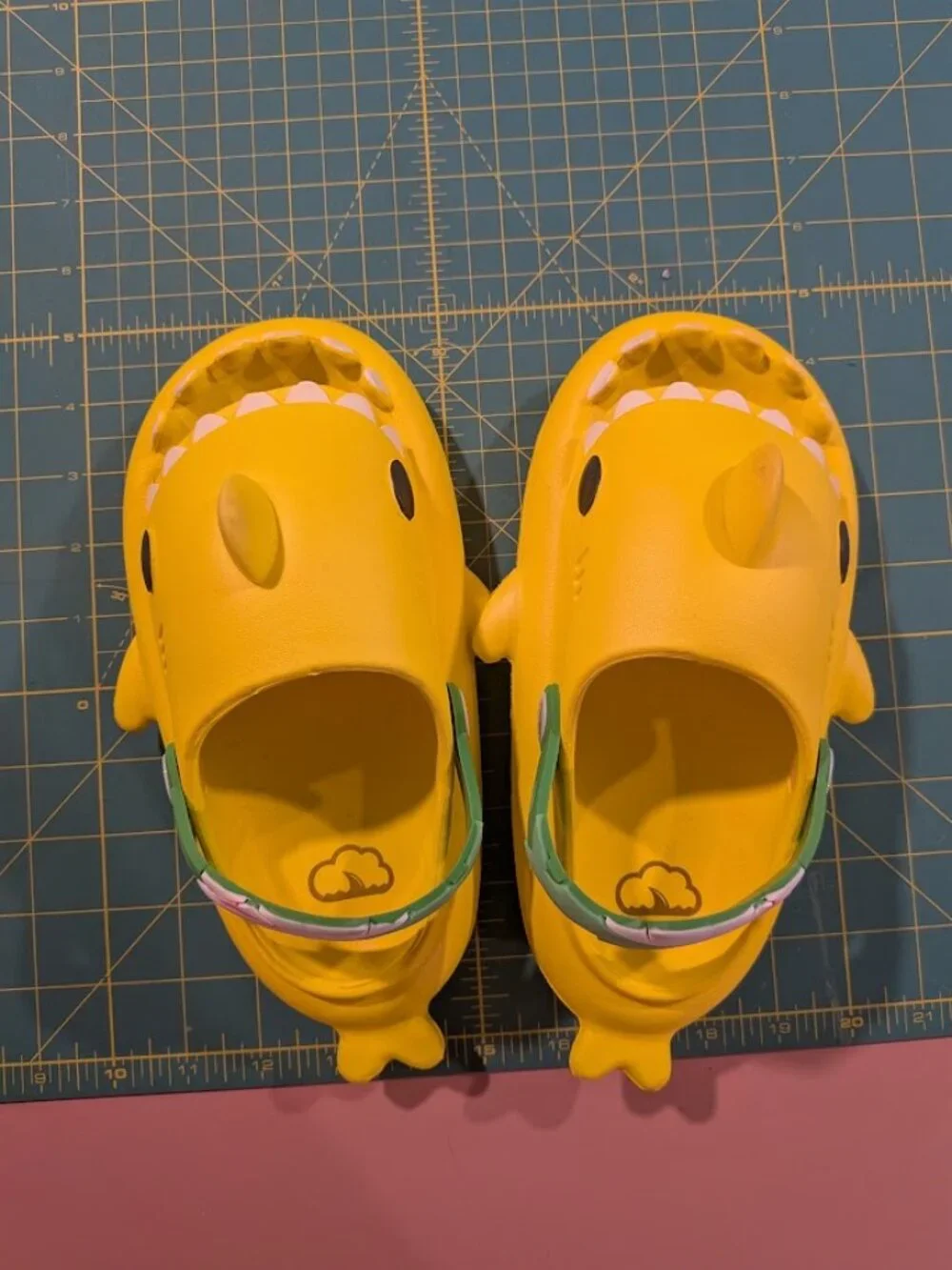 Lemon Yellow Cloud Shark Slides Kids Size 11.5/12 (200)